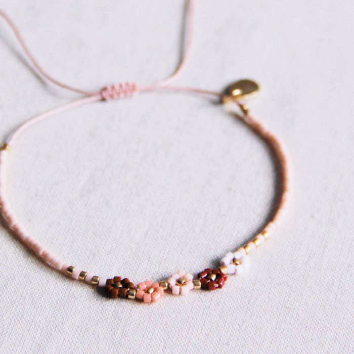 Armbandje met bloemetjes